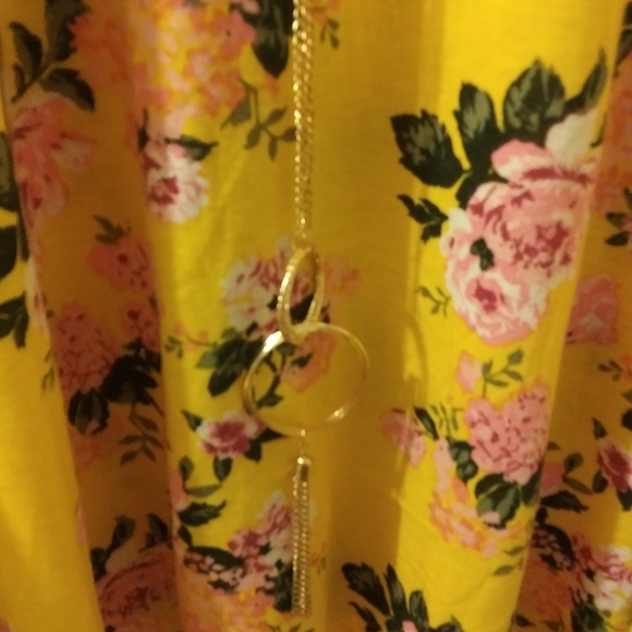 💥SALE💥2 FOR $16 NWT PLUS SIZE Yellow Floral Top - Picture 3 of 6